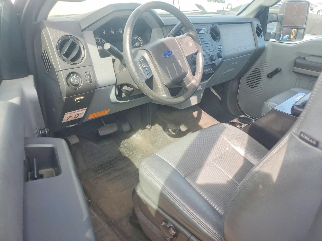 2013 Ford F250 Super Duty White vin: 1FTBF2A67DEB82326