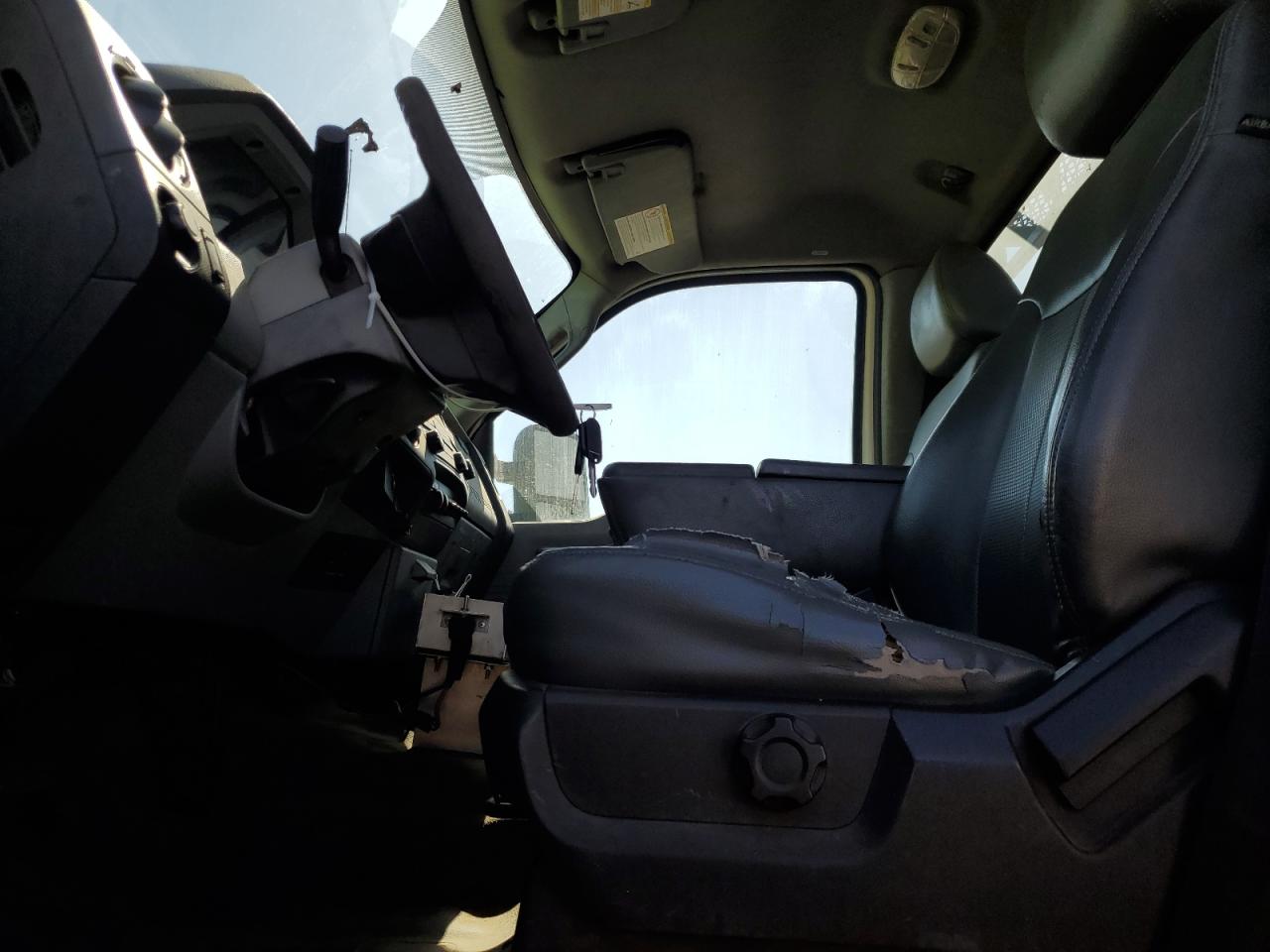 2013 Ford F250 Super Duty Green vin: 1FTBF2A68DEB52560 Damage: Left Front Seat Cushion, Torn, > 12 Inches