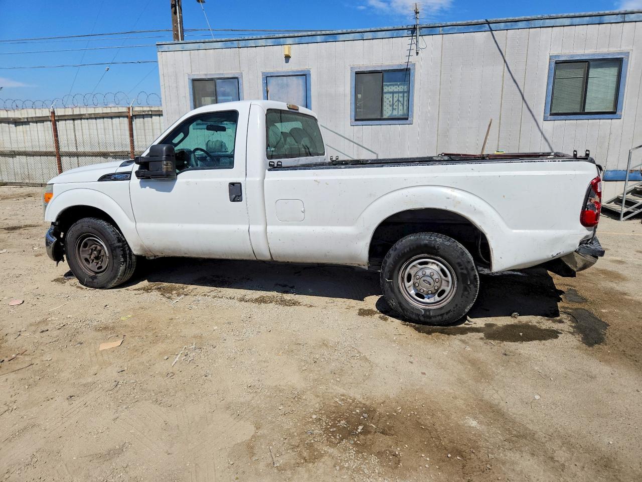 2015 Ford F250 Super Duty White vin: 1FTBF2A69FEA96776