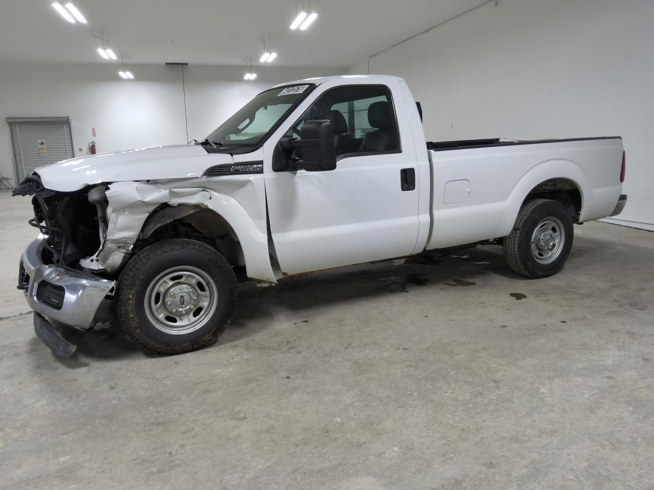 2015 Ford F250 Super Duty White vin: 1FTBF2A6XFEB63790 Damage: Hood, Dent(S) W/ Paint Dmg, > 12 Inches