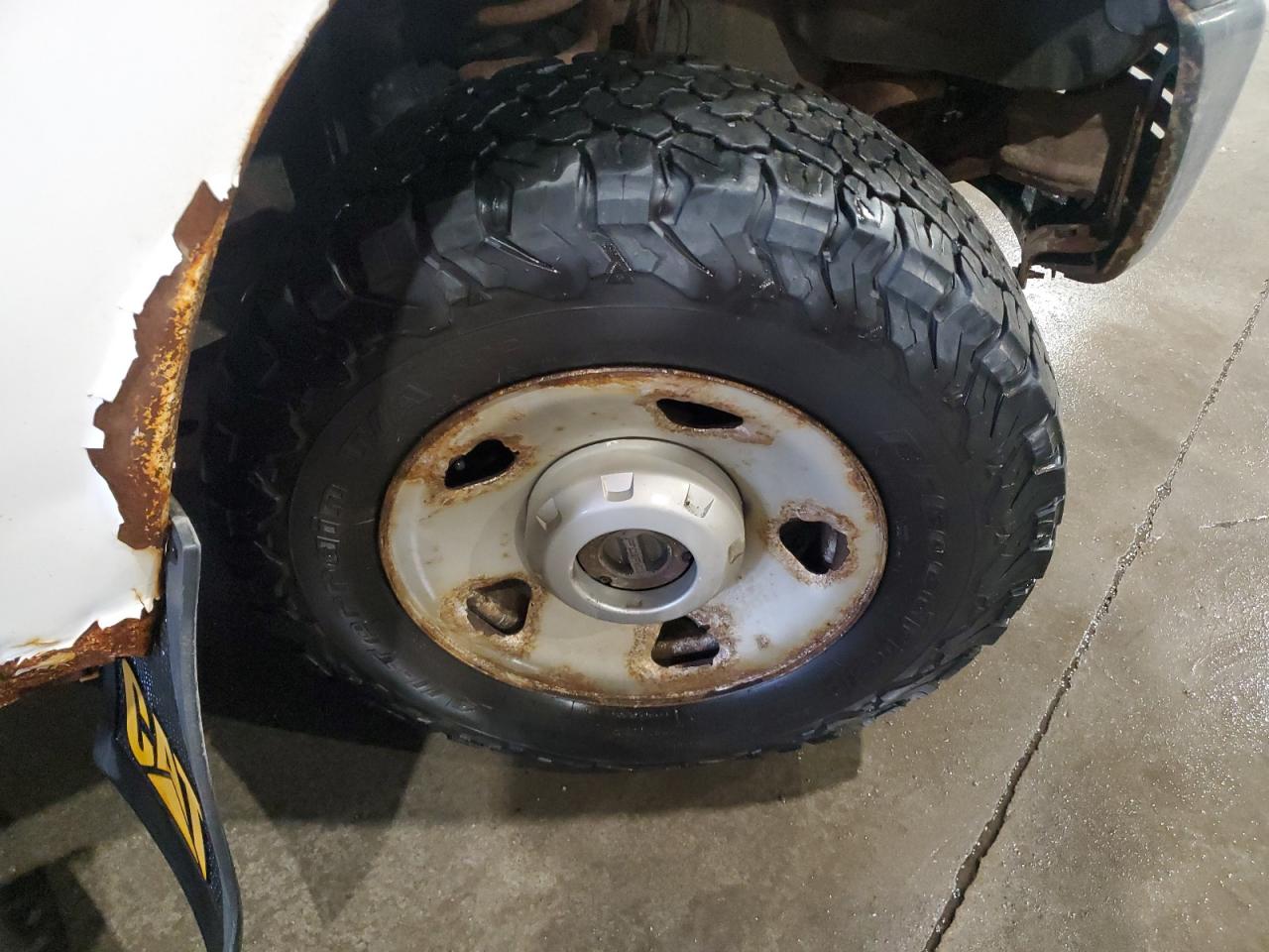 2011 Ford F250 Super Duty White vin: 1FTBF2B60BEC42720 Damage: Right Front Wheel, Rust, Repair Required
