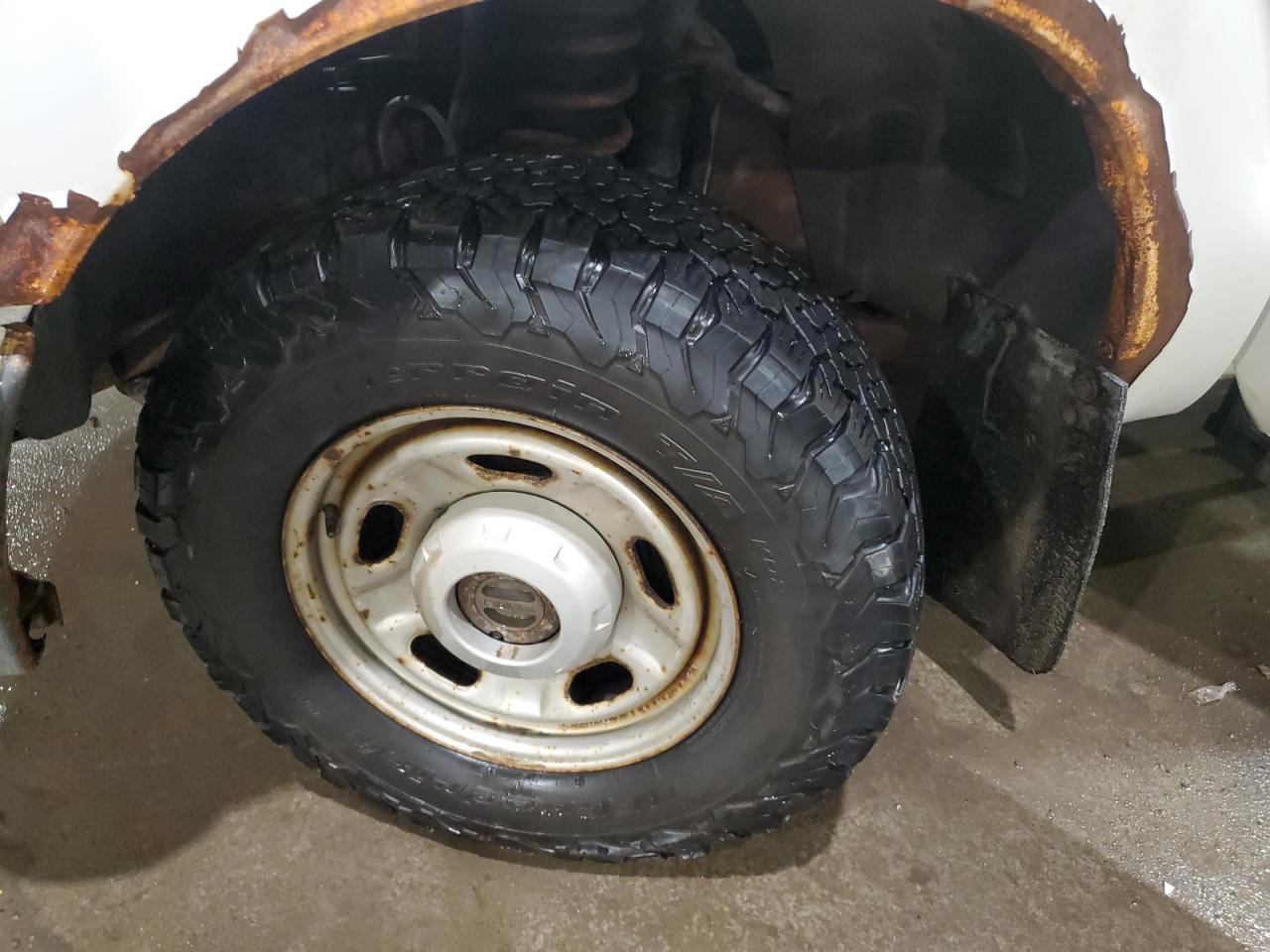 2011 Ford F250 Super Duty White vin: 1FTBF2B60BEC42720 Damage: Left Front Wheel, Rust, Repair Required