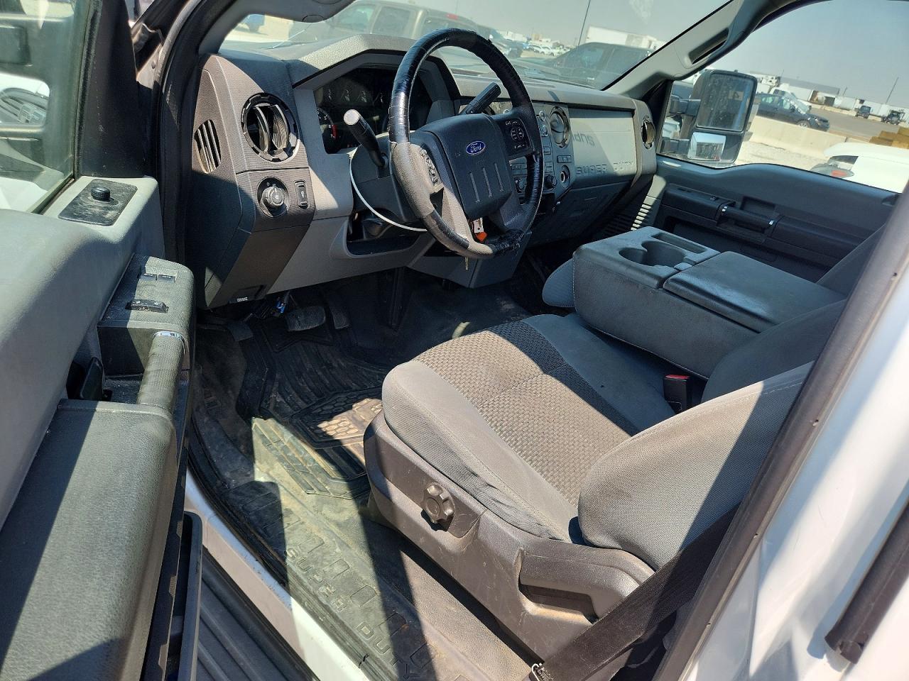 2013 Ford F250 Super Duty White vin: 1FTBF2B60DEB74132