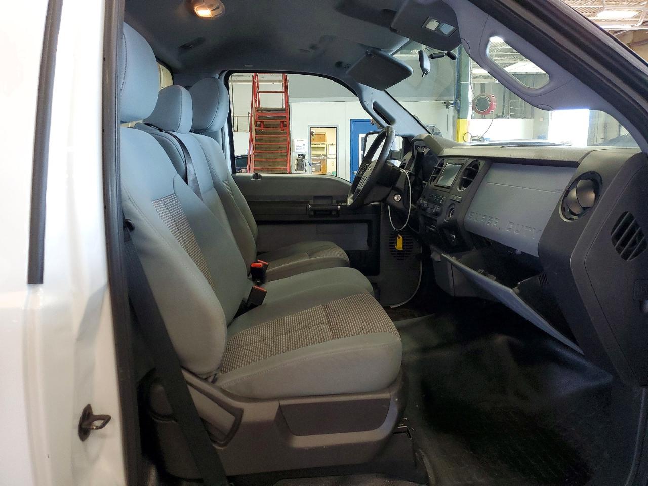 2016 Ford F250 Super Duty White vin: 1FTBF2B60GEA14384