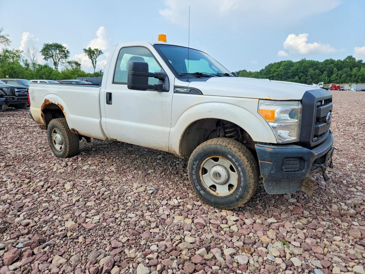 2015 Ford F250 Super Duty White vin: 1FTBF2B63FEA83407