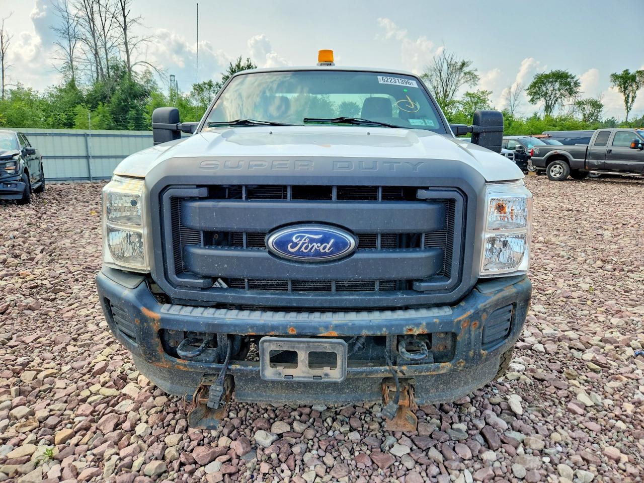 2015 Ford F250 Super Duty White vin: 1FTBF2B63FEA83407