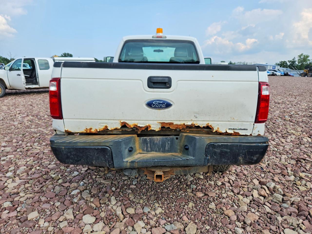 2015 Ford F250 Super Duty White vin: 1FTBF2B63FEA83407