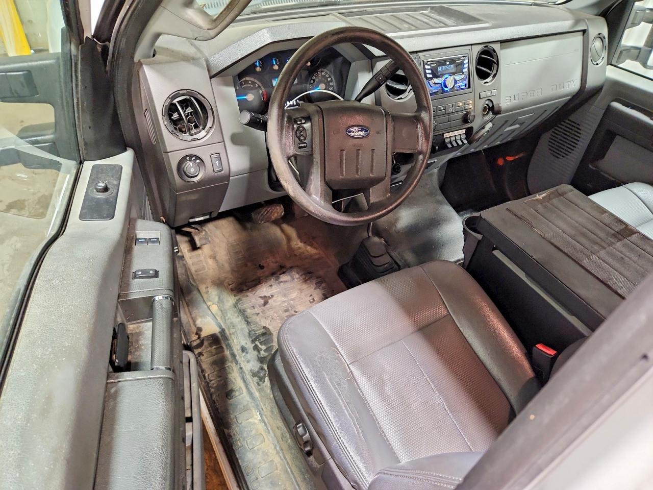 2013 Ford F250 Super Duty White vin: 1FTBF2B65DEB31082