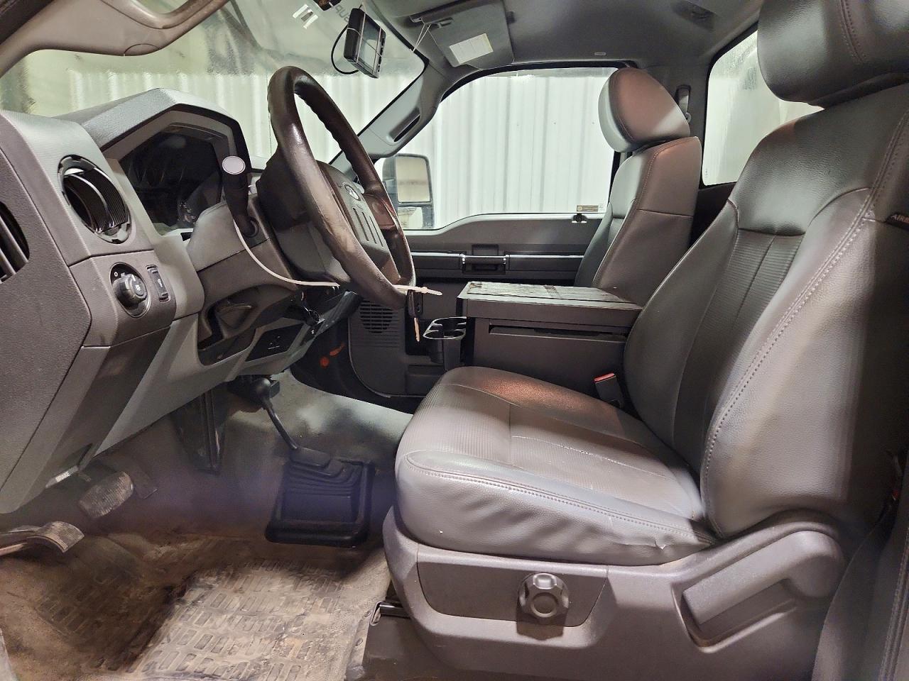 2013 Ford F250 Super Duty White vin: 1FTBF2B65DEB31082
