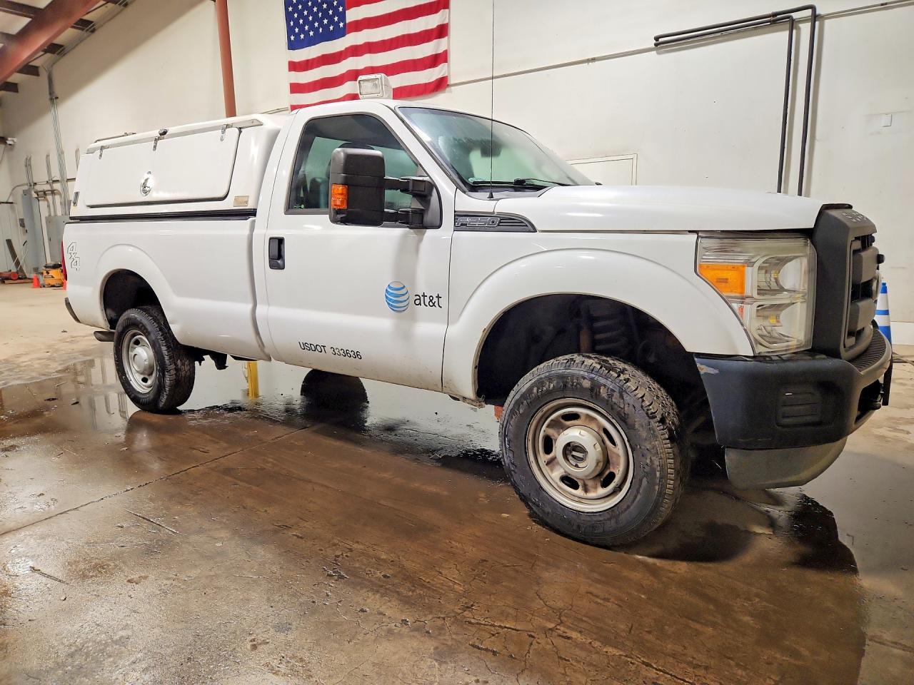 2013 Ford F250 Super Duty White vin: 1FTBF2B65DEB31082