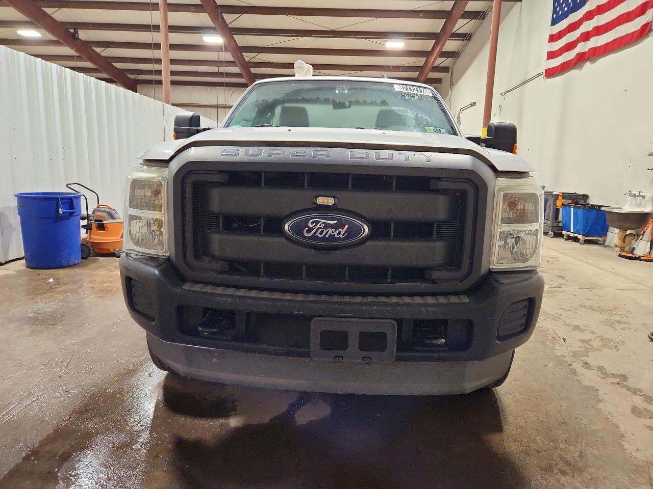 2013 Ford F250 Super Duty White vin: 1FTBF2B65DEB31082
