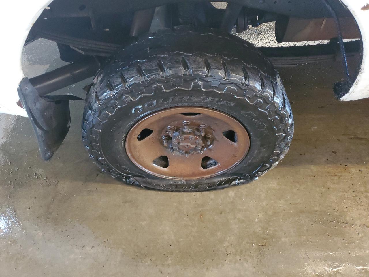 2011 Ford F250 Super Duty White vin: 1FTBF2B67BEC37529 Damage: Right Rear Wheel, Rust, Repair Required