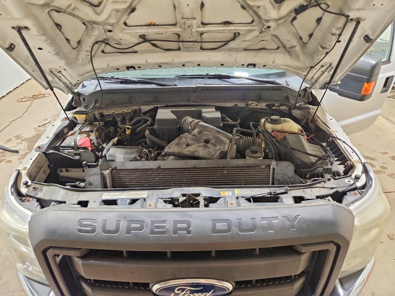 2011 Ford F250 Super Duty White vin: 1FTBF2B68BEA76365