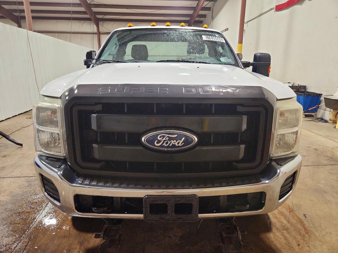 2011 Ford F250 Super Duty White vin: 1FTBF2B68BEA76365
