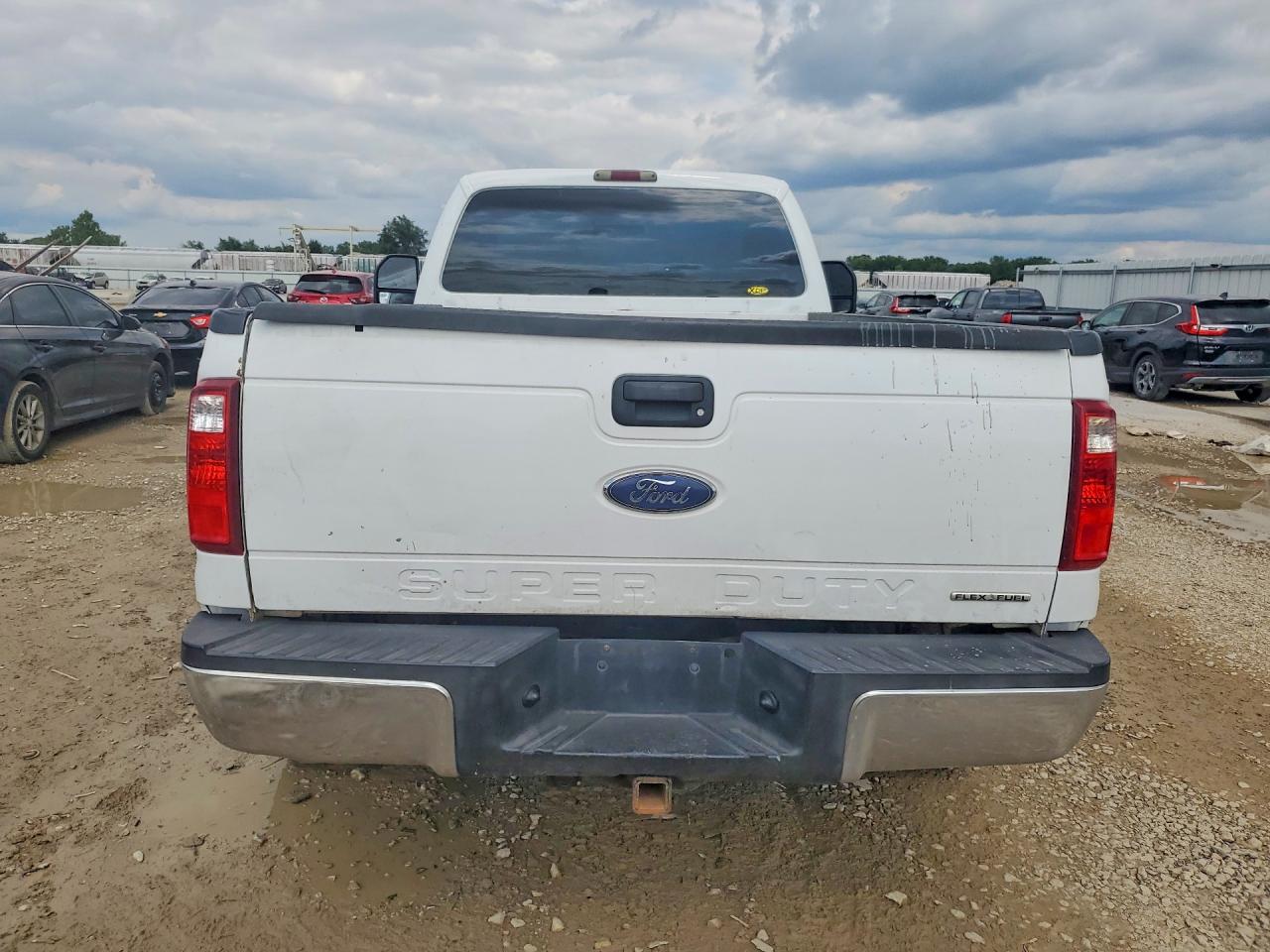 2011 Ford F250 Super Duty White vin: 1FTBF2BT4BEC14375