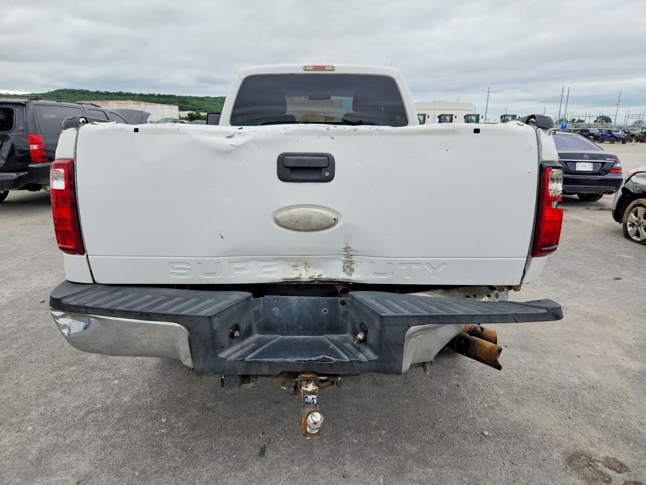 2013 Ford F250 Super Duty White vin: 1FTBF2BT4DEA37488