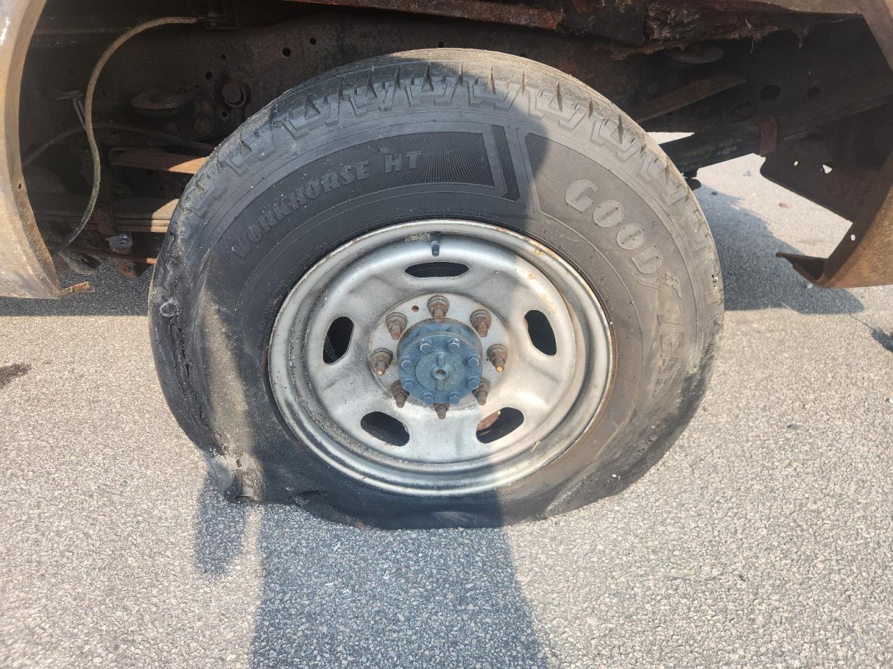 2015 Ford F350 Super Duty White vin: 1FTBF3A67FEC59270 Damage: Left Rear Tire, Flat, Repair Required