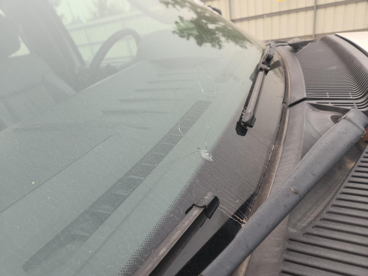 2015 Ford F350 Super Duty Белый vin: 1FTBF3B69FEC57406 Damage: Windshield, Broken, Replacement Required