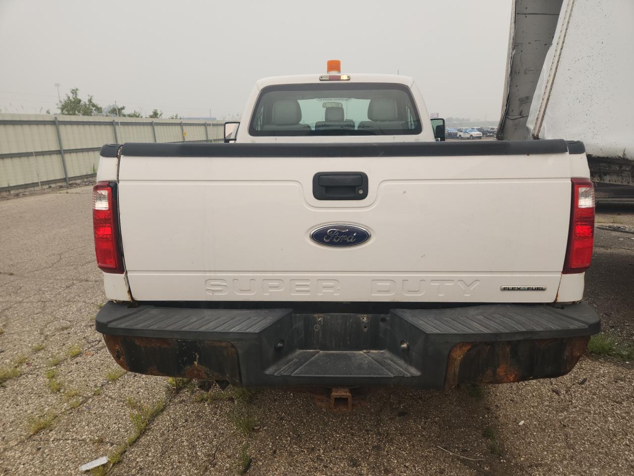 2015 Ford F350 Super Duty Белый vin: 1FTBF3B69FEC57406 Damage: Rear Metal Bumper Painted, Severe Damage, Replacement Required