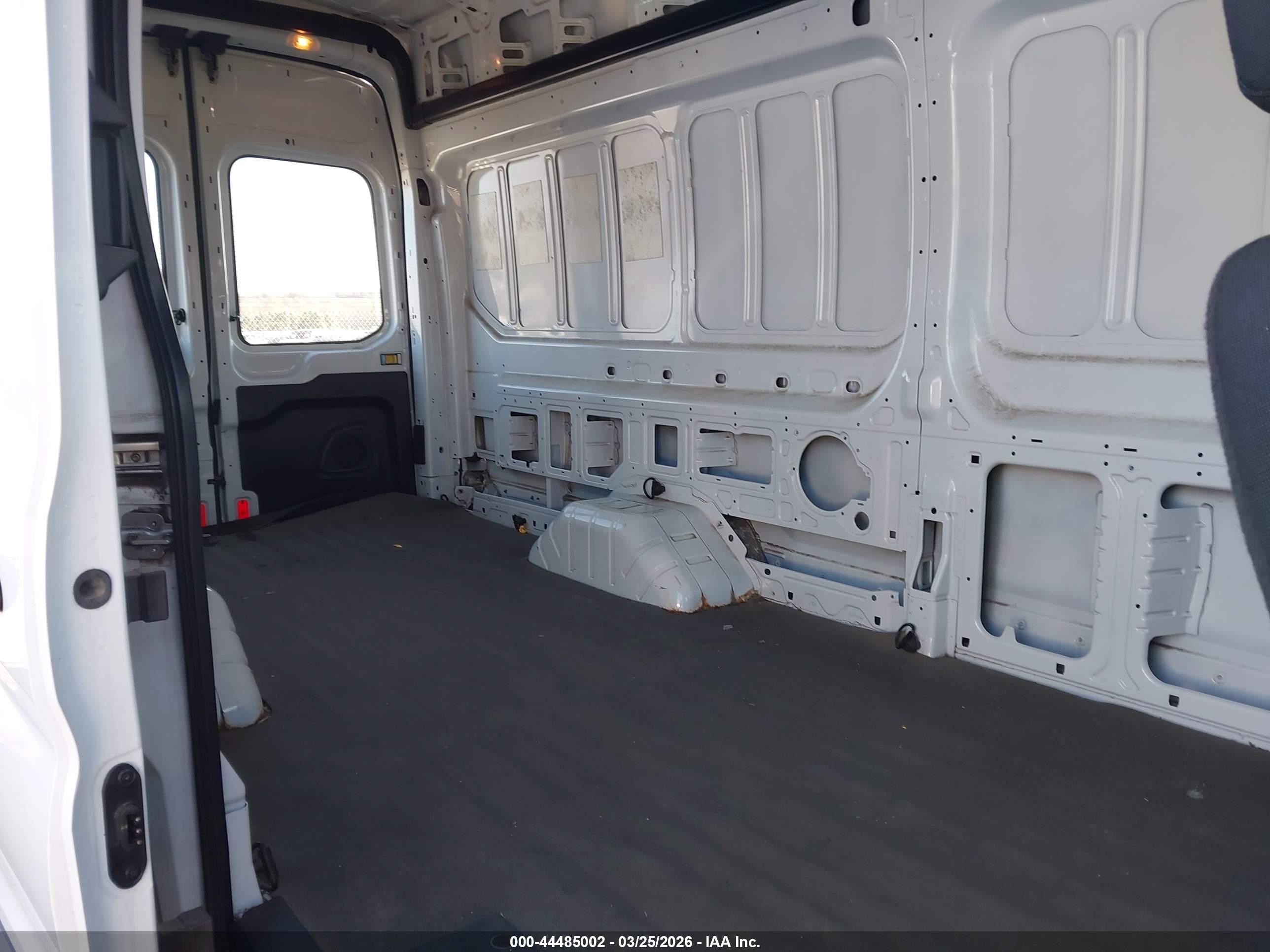 2016 Ford Transit-350   Белый vin: 1FTBF4XG5GKB47236