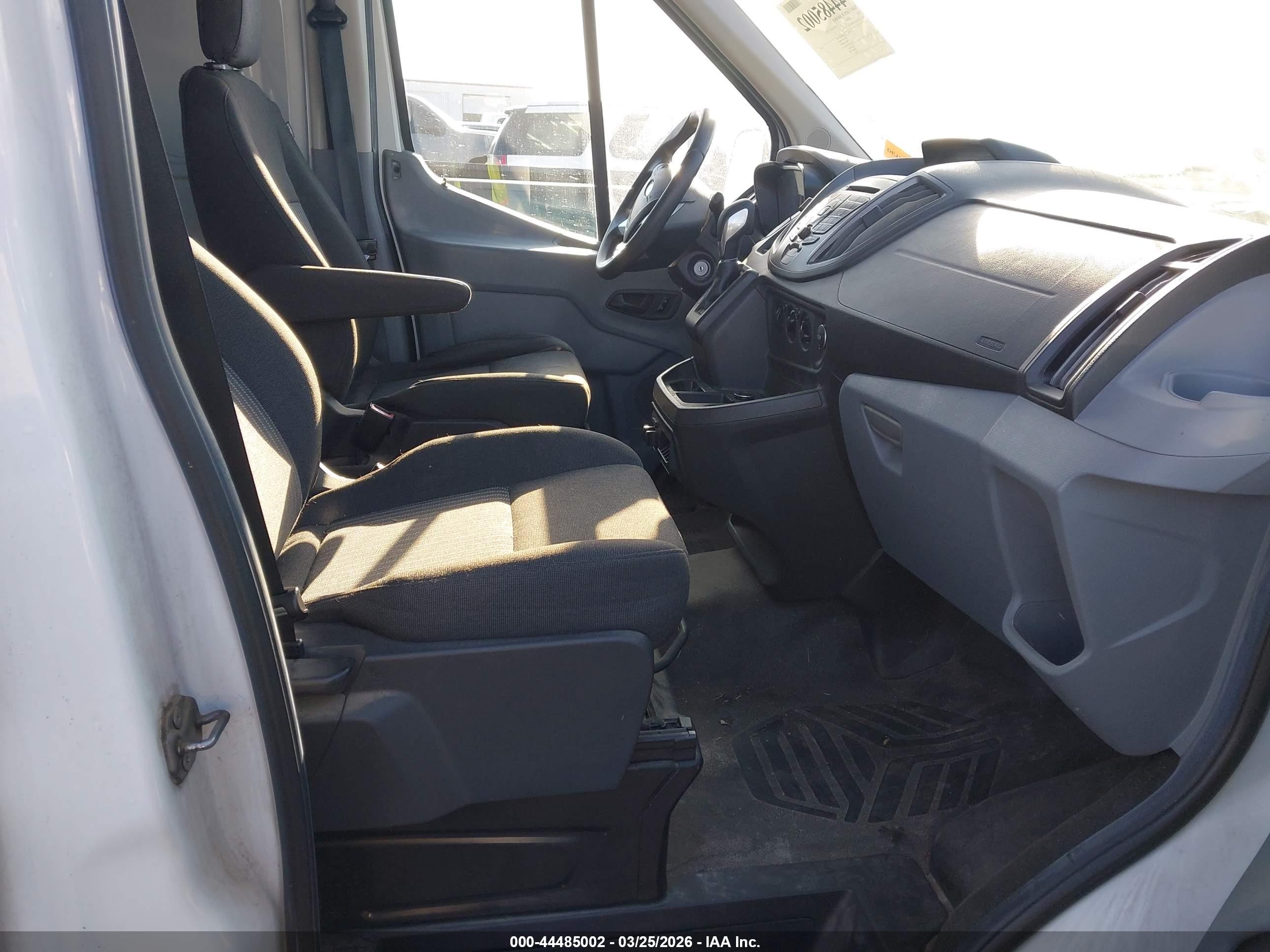 2016 Ford Transit-350   Белый vin: 1FTBF4XG5GKB47236