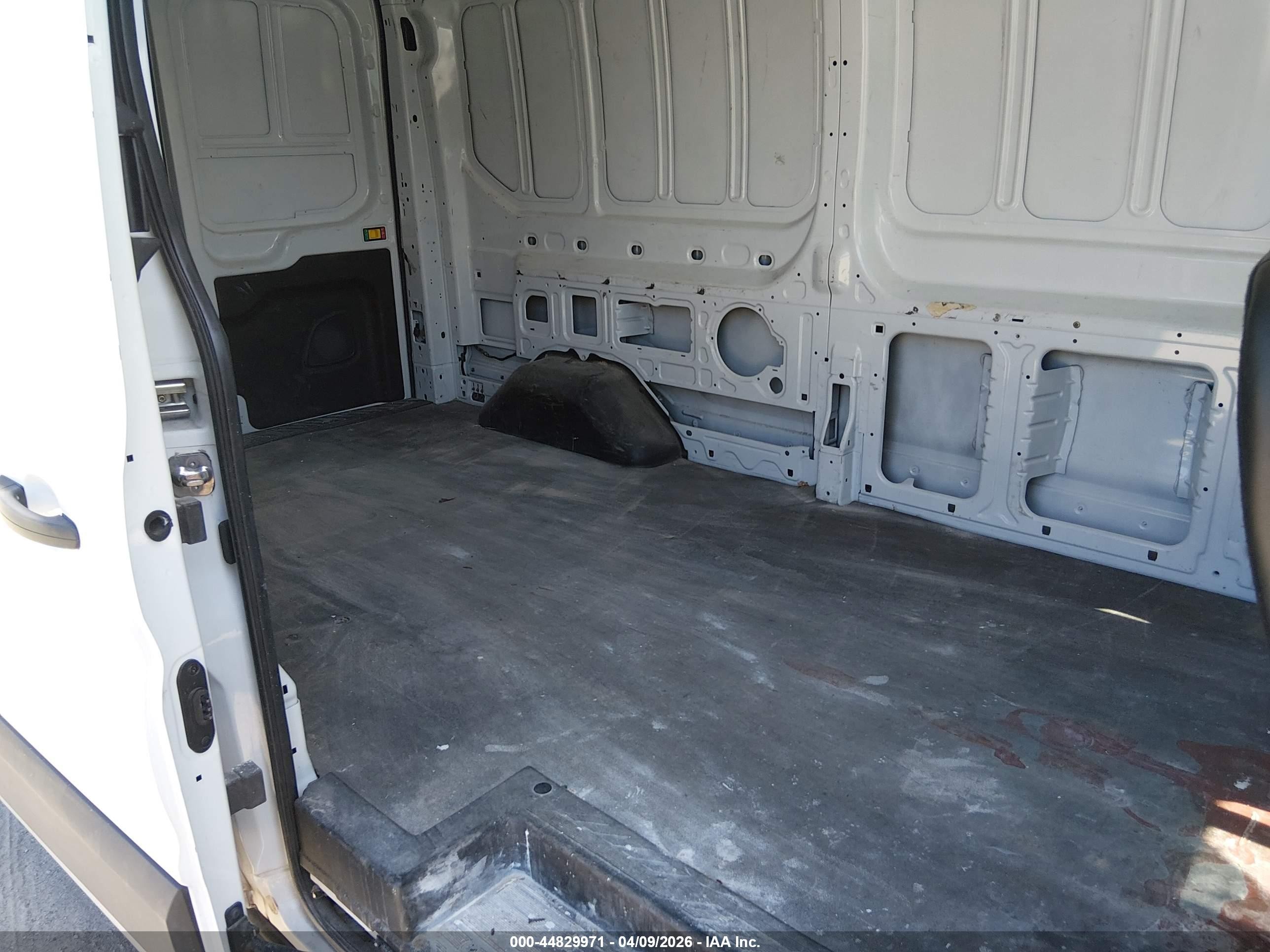 2022 Ford Transit-250   White vin: 1FTBR2X87NKA68233