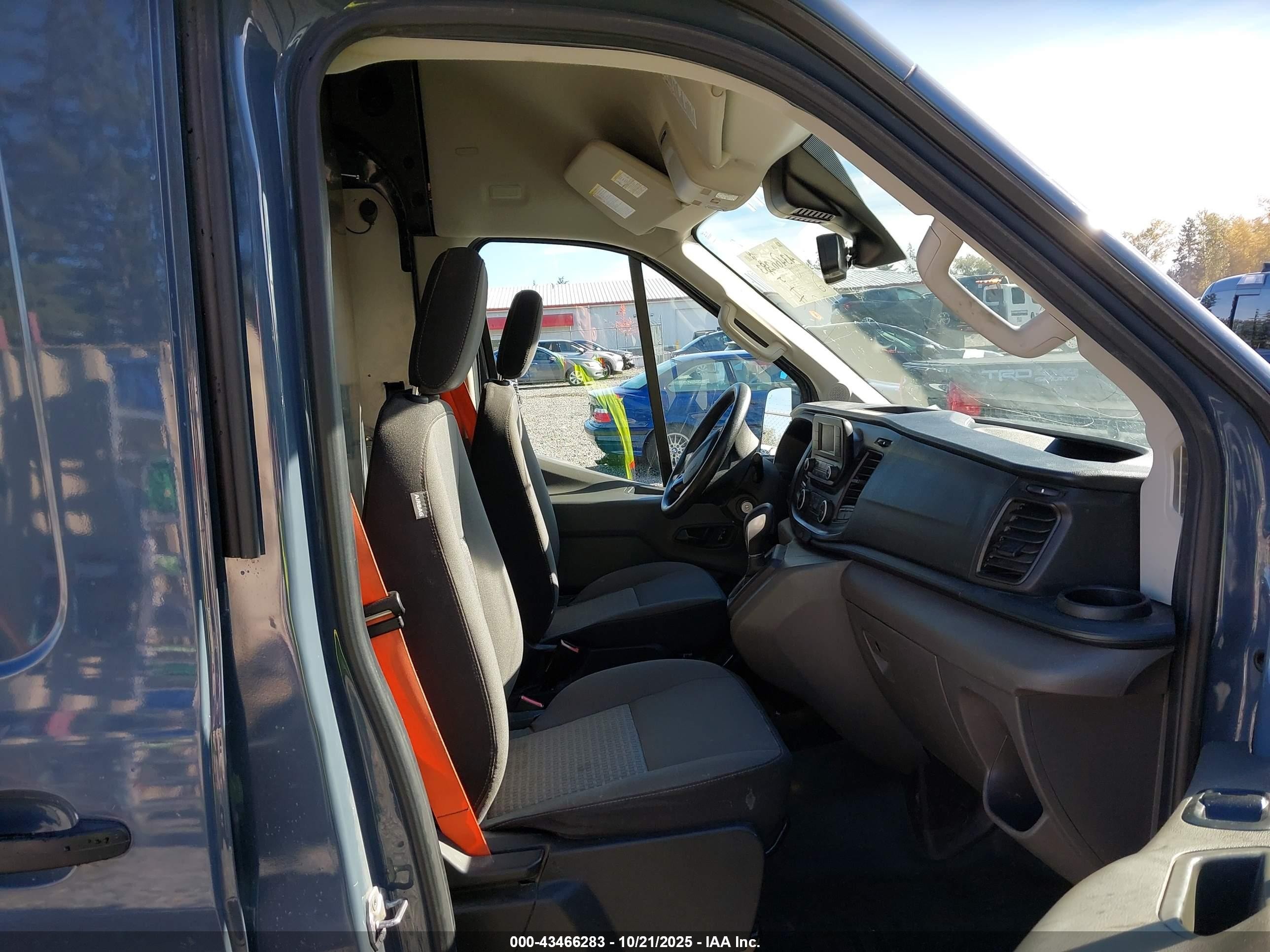 2021 Ford Transit-250 Cargo Van   Синий vin: 1FTBR3X86MKA54585
