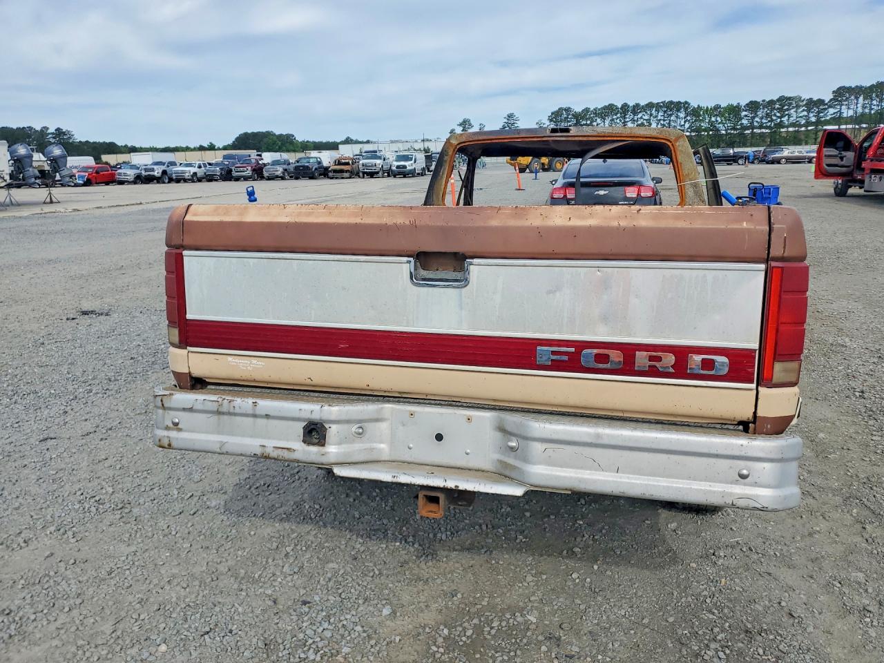 1986 Ford F150 Two Tone vin: 1FTCF15H0GNB10513