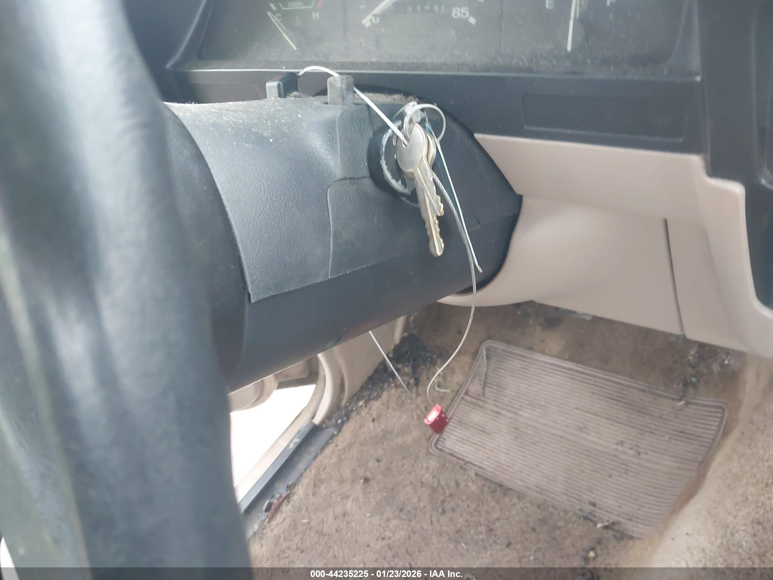 1992 Ford Ranger   Золотой vin: 1FTCR10A3NUC53928