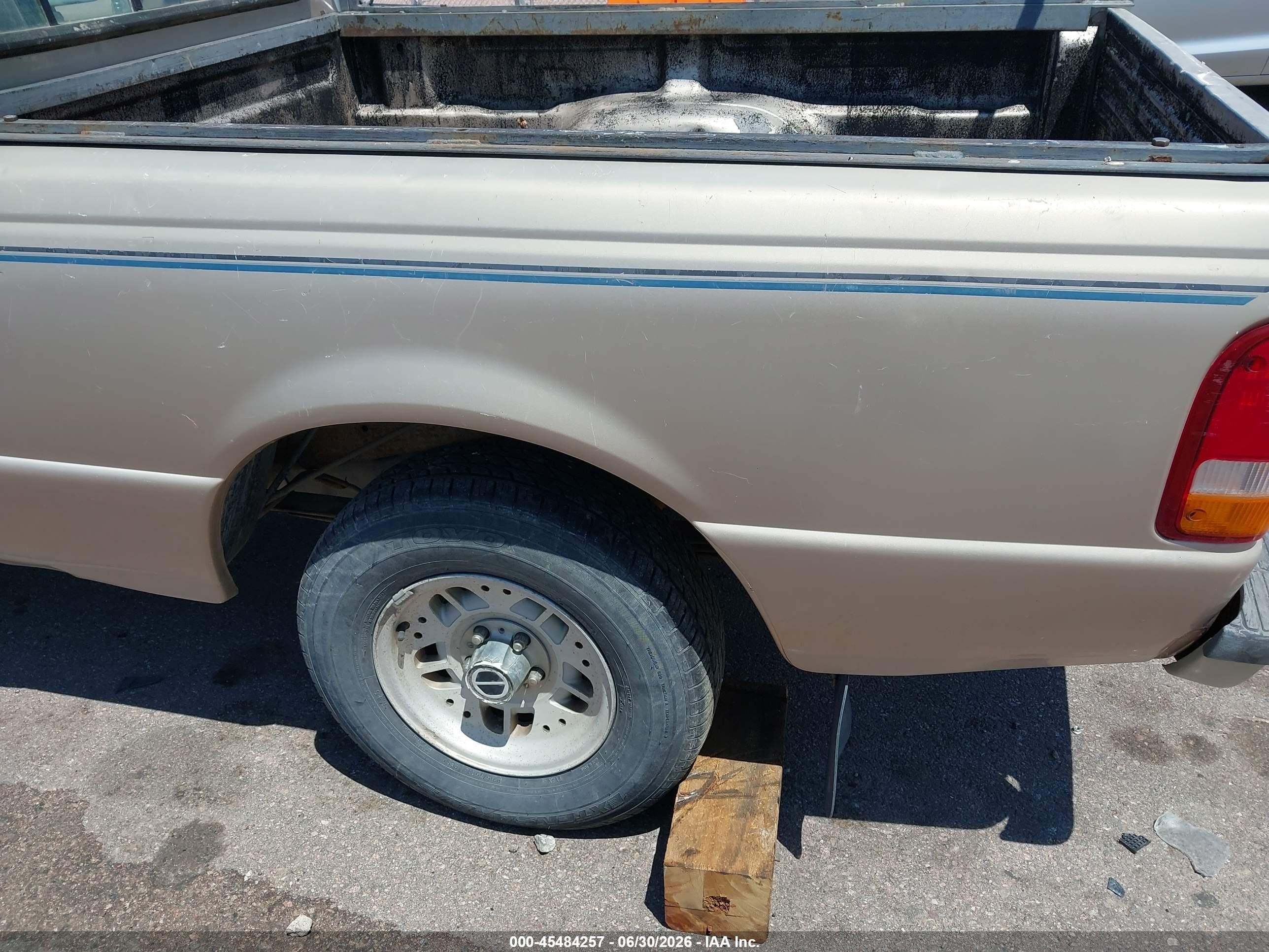 1994 Ford Ranger   Золотой vin: 1FTCR10A4RPA05904