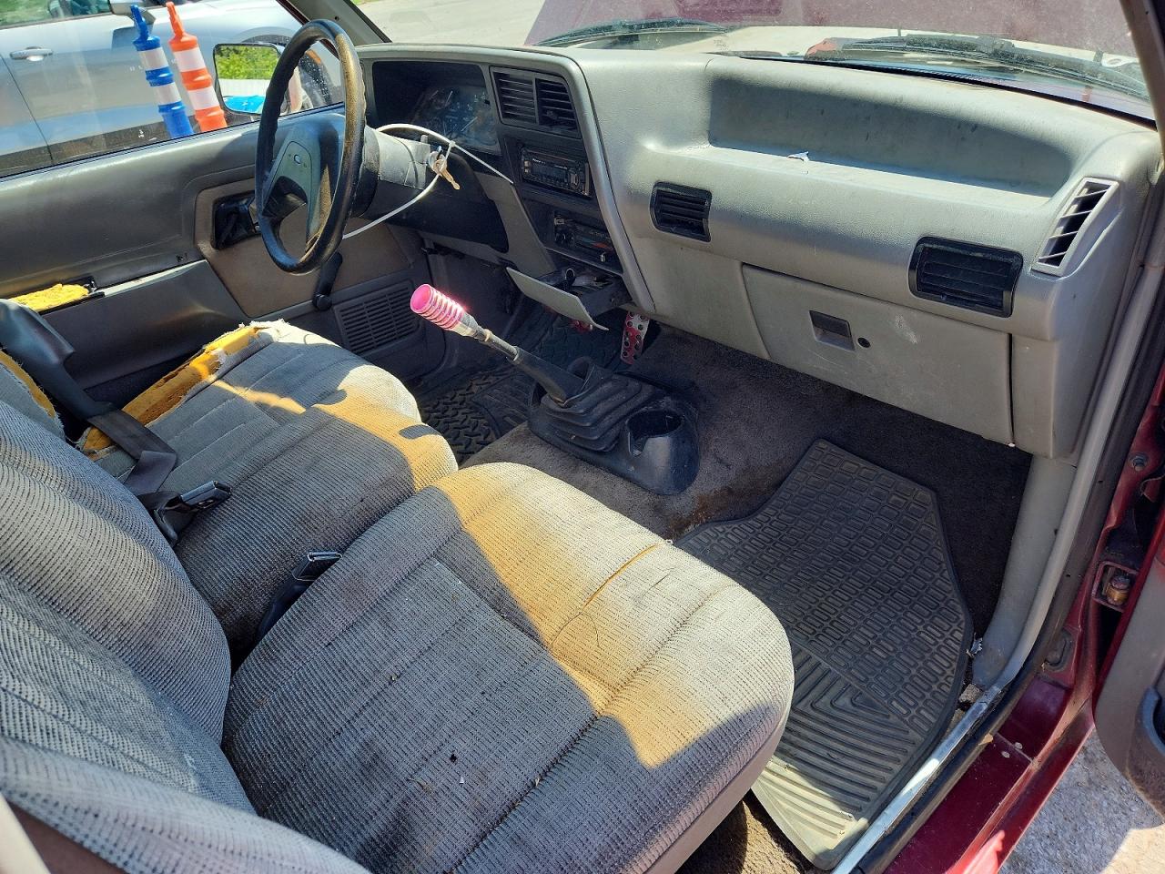 1990 Ford Ranger Burgundy vin: 1FTCR10A8LPB34428
