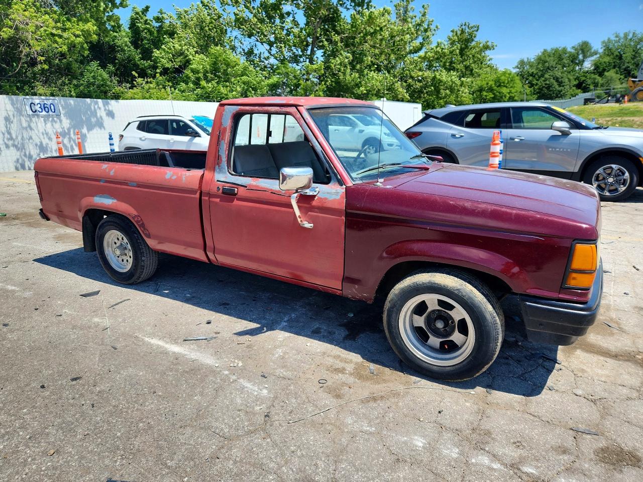 1990 Ford Ranger Burgundy vin: 1FTCR10A8LPB34428