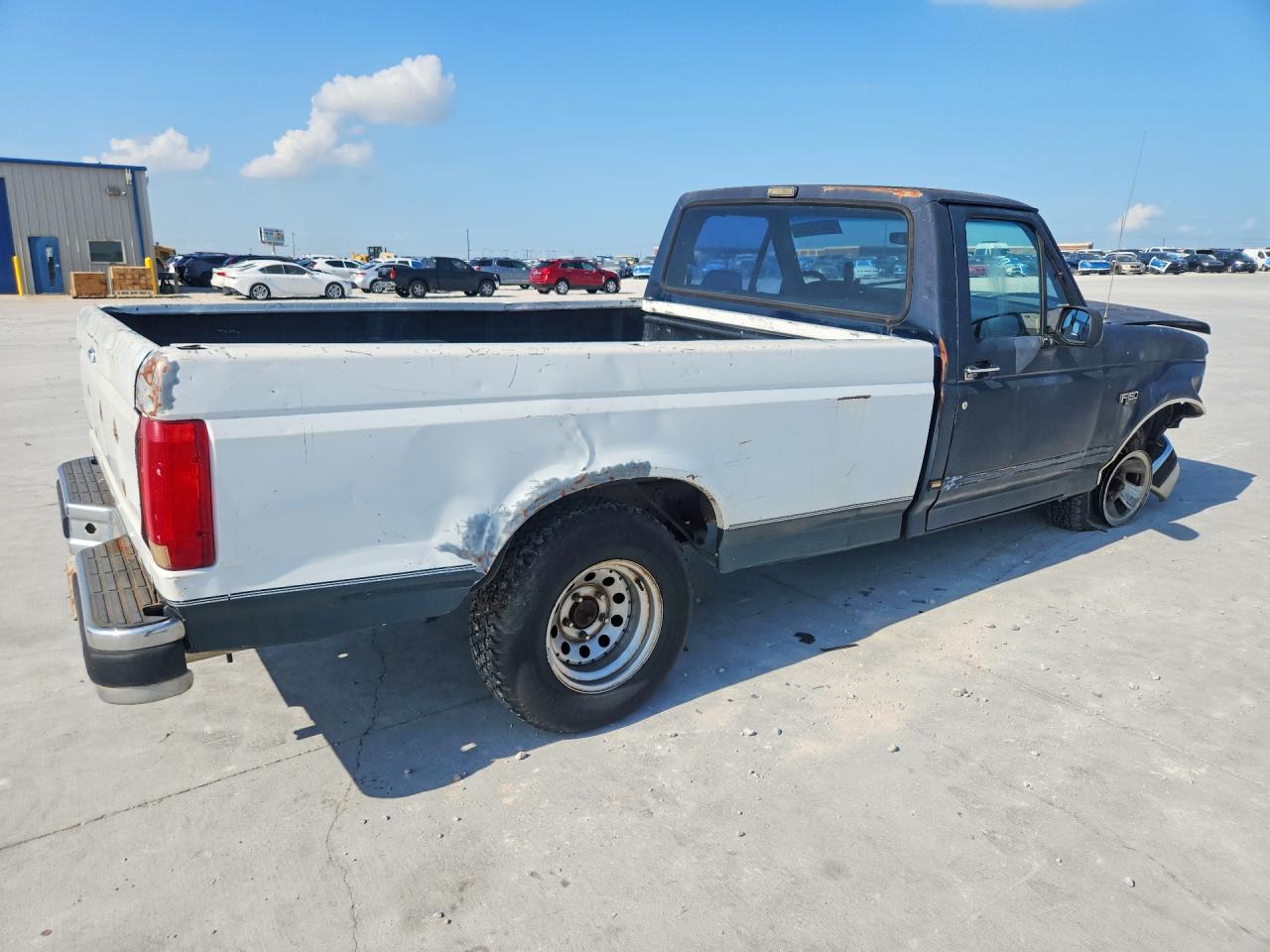 1993 Ford F150 Two Tone vin: 1FTDF15H0PLA55657