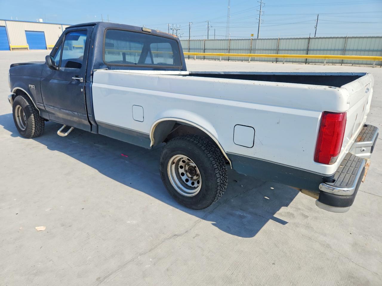 1993 Ford F150 Two Tone vin: 1FTDF15H0PLA55657