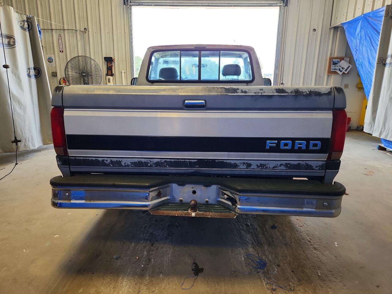 1992 Ford F150 Серый vin: 1FTDF15H3NNA56402