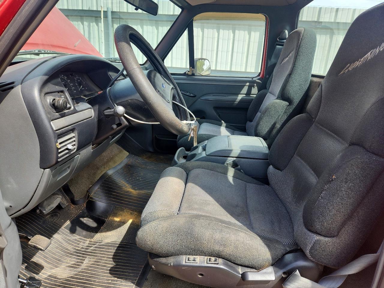 1993 Ford F150 Red vin: 1FTDF15R1PLB15941
