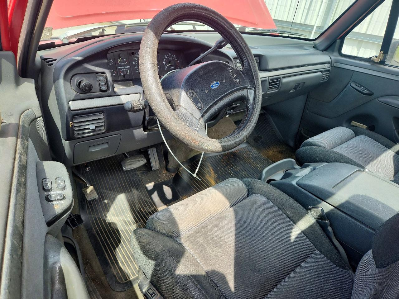 1993 Ford F150 Red vin: 1FTDF15R1PLB15941