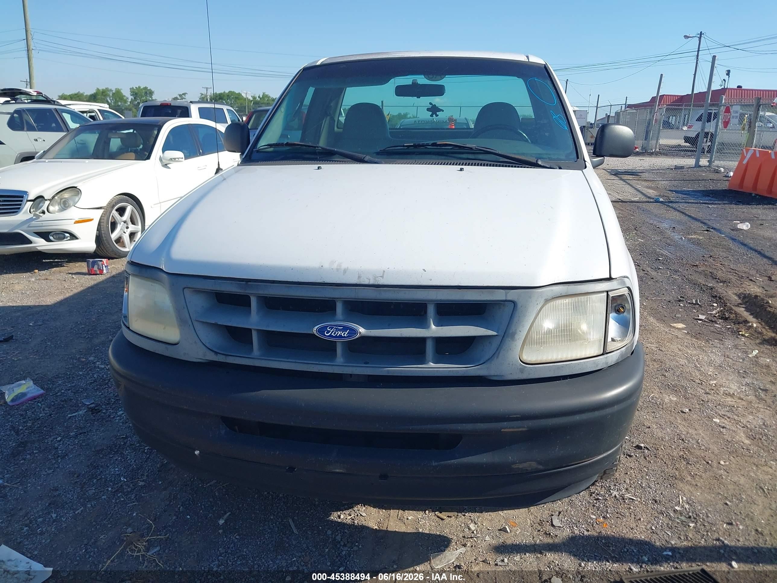 1997 Ford F-150 Standard Standard/xl/xlt White vin: 1FTDF1721VND40670