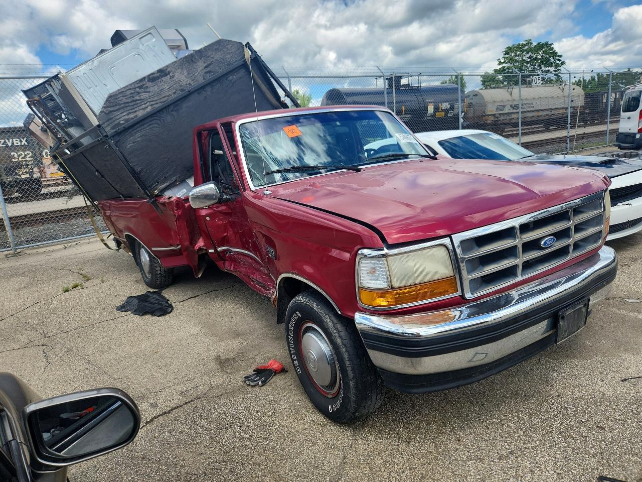 1994 Ford F150 Red vin: 1FTEF15N5RLA60673