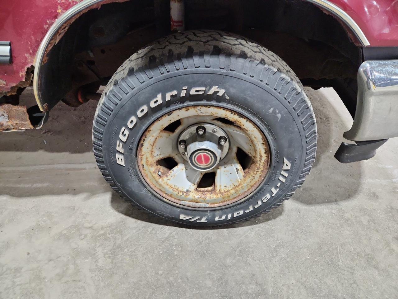 1993 Ford F150 Red vin: 1FTEF15NXPLA62030 Damage: Right Front Wheel, Rust, Repair Required