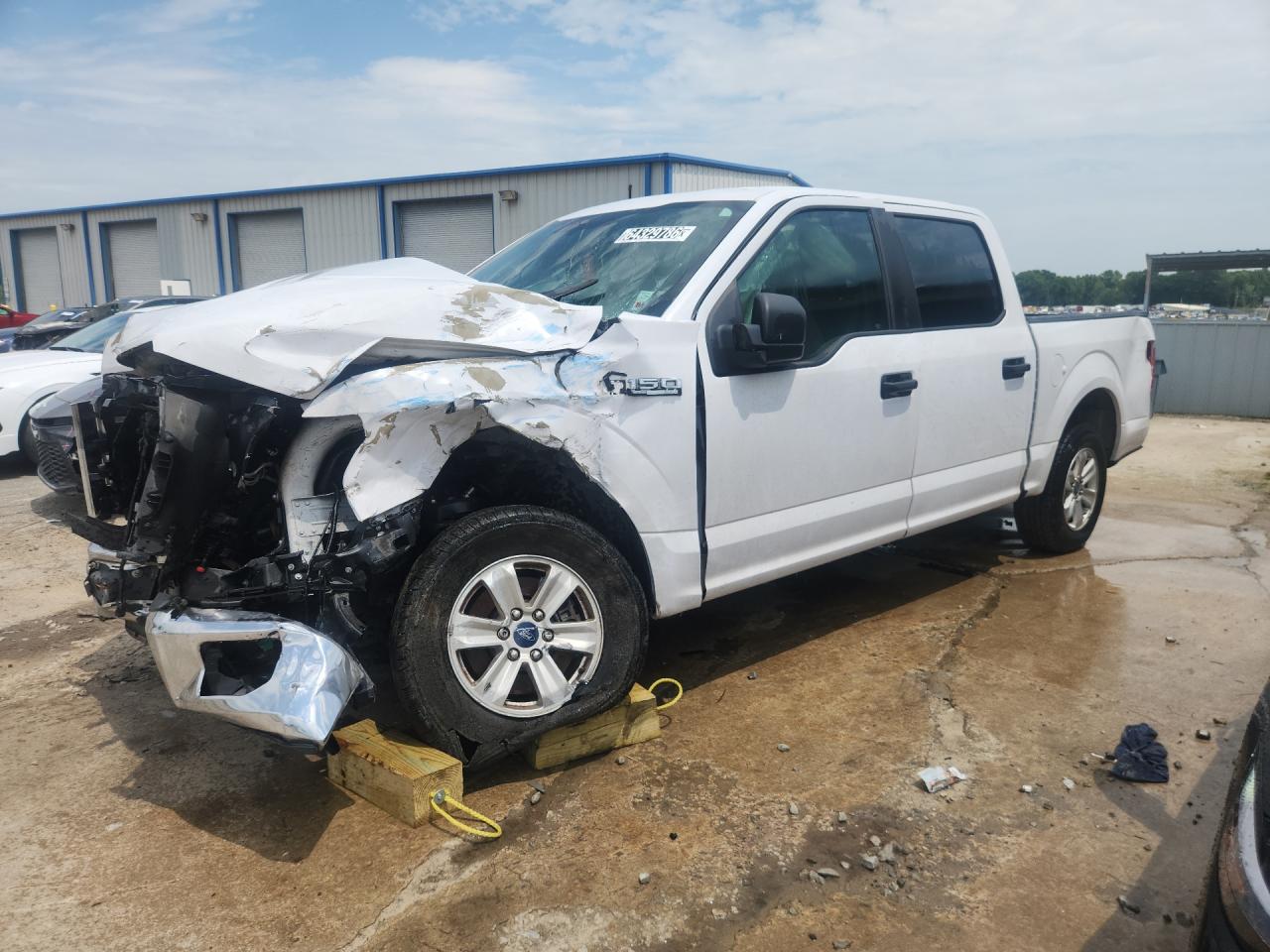 2015 Ford F150 Supercrew Белый vin: 1FTEW1C83FKF08455 Damage: Left Front Fender, Severe Damage, Replacement Required