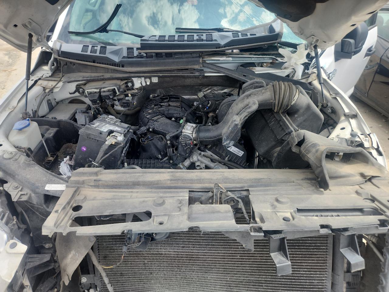 2015 Ford F150 Supercrew Белый vin: 1FTEW1C83FKF08455 Damage: Air Filter Housing, Broken, Replacement Required