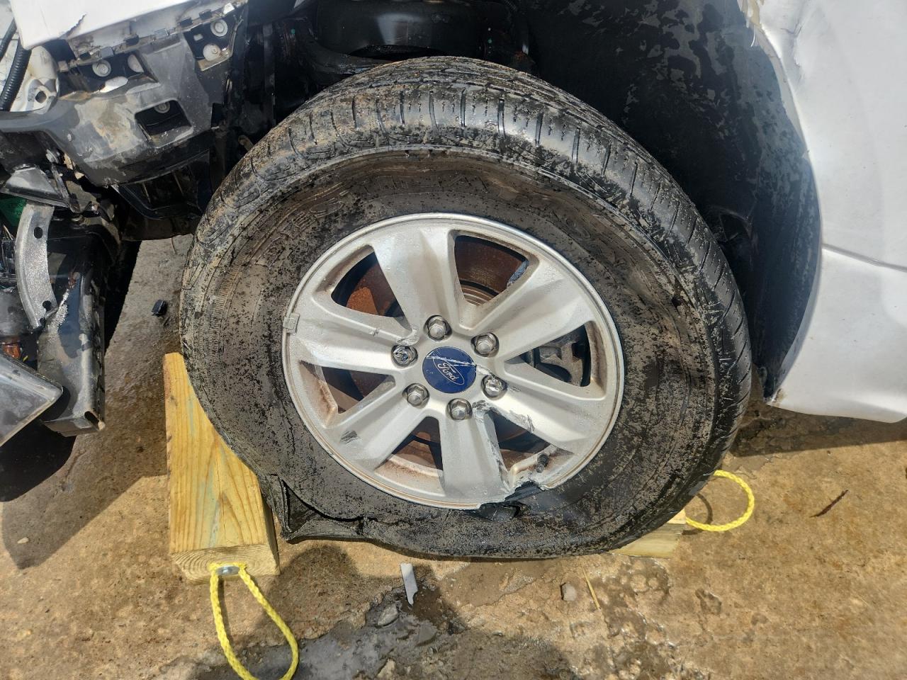 2015 Ford F150 Supercrew Белый vin: 1FTEW1C83FKF08455 Damage: Left Front Tire, Cut, Replacement Required