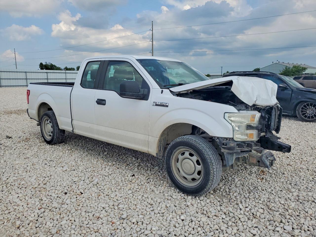 2015 Ford F150 Super Cab White vin: 1FTEX1C84FKE19961