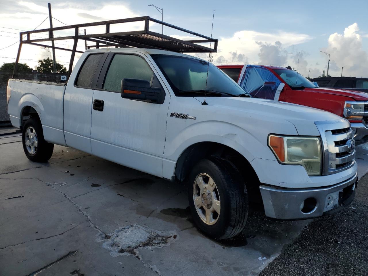 2010 Ford F150 Super Cab White vin: 1FTEX1C89AFC45516 Damage: Right Front Fender, Dent(s) W/ Paint Dmg, 3 to 4 inches