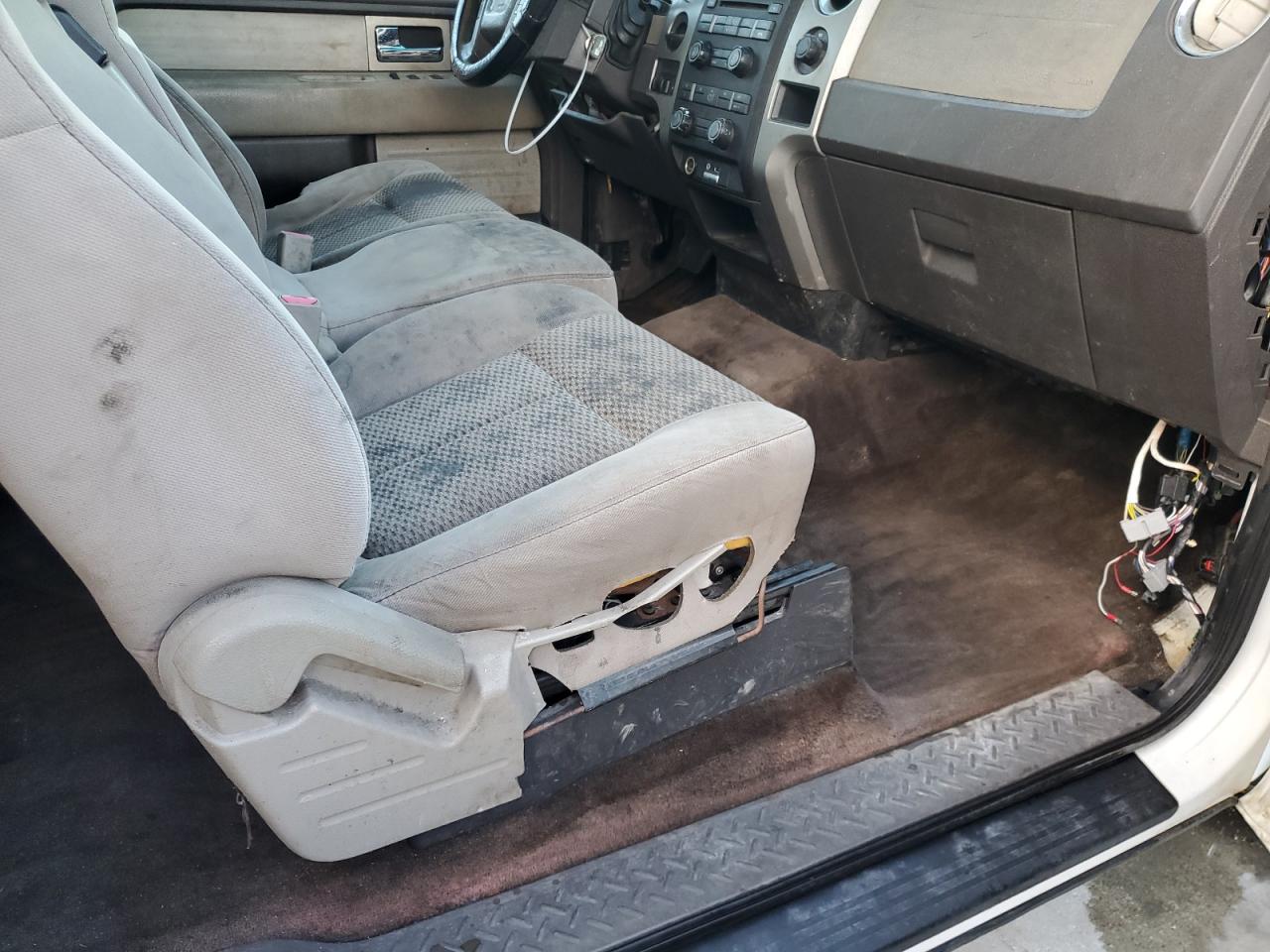 2010 Ford F150 Super Cab White vin: 1FTEX1C89AFC45516 Damage: Right Front Seat Adj. Handle, Broken, Replacement Required