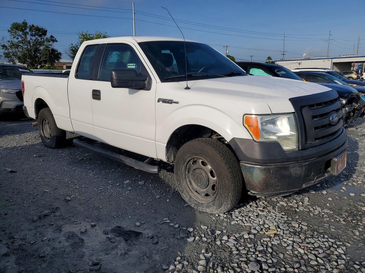 2012 Ford F150 Super Cab White vin: 1FTEX1CM2CFB36802