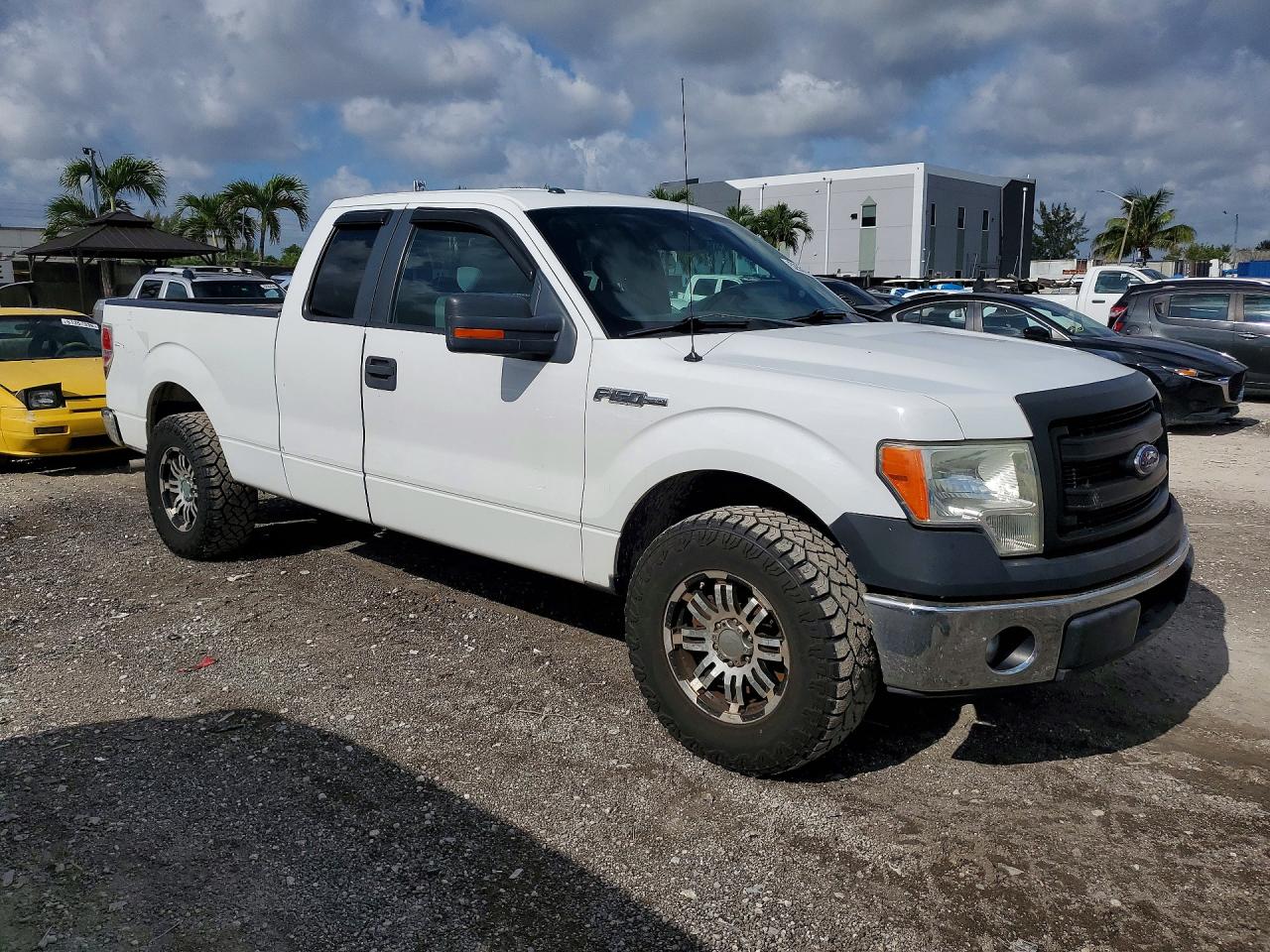 2013 Ford F150 Super Cab White vin: 1FTEX1CM4DFC58966