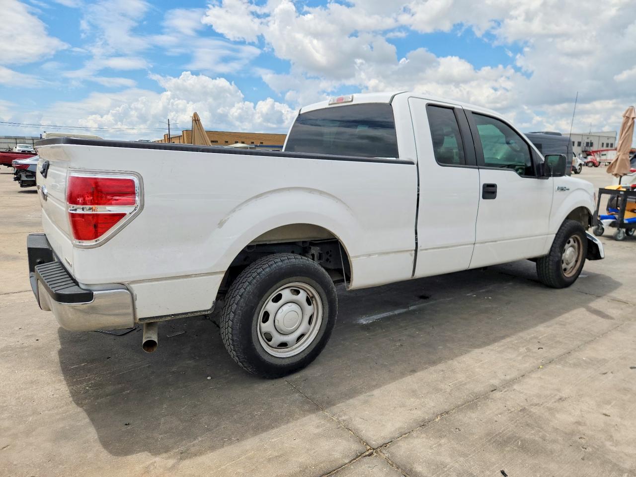 2014 Ford F150 Super Cab White vin: 1FTEX1CM5EKF62672