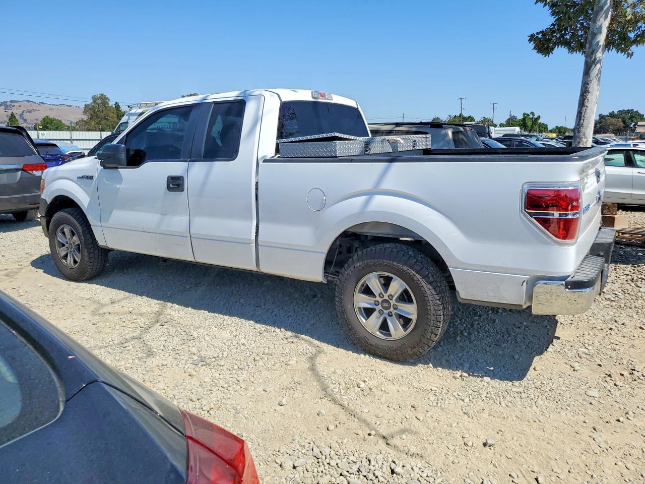 2014 Ford F150 Super Cab White vin: 1FTEX1CM8EKG33072